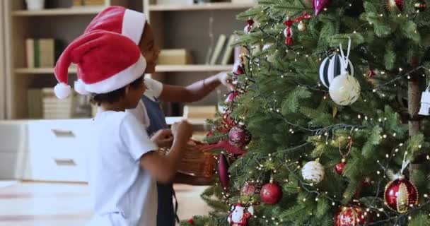 Belos irmãos africanos decorando Árvore de Natal em casa — Vídeo de Stock