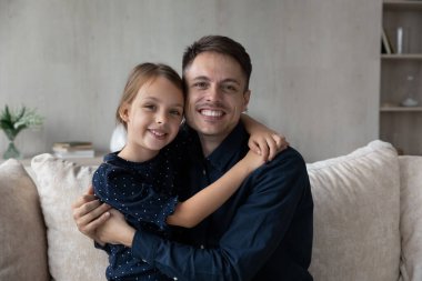 Sevgi dolu mutlu bir ailenin portresi..