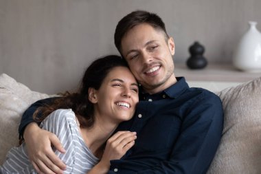 Mutlu, sevecen, genç İspanyol çift evde hayal kuruyor..