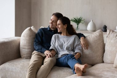 Rahatlamış gülümseyen milenyum çifti boş vakitlerin tadını çıkarıyor..