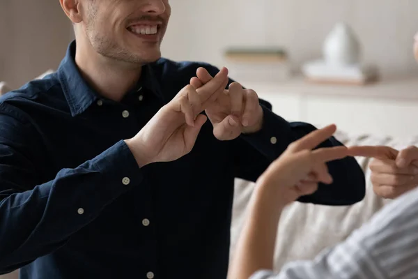 Close up imagem recortada sorrindo jovem casal usando linguagem gestual. — Fotografia de Stock