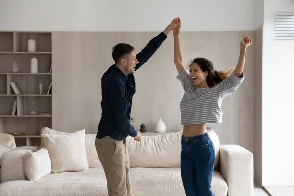 Bonding liefdevolle jonge man en vrouw dansen thuis. — Stockfoto