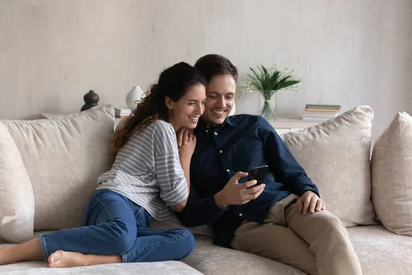 Happy bonding millennial hispanic familie paar met behulp van mobiele toepassingen. — Stockfoto