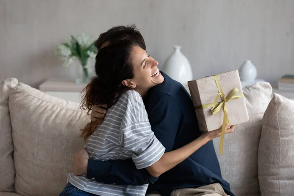 Feliz joven de 30 años latina mujer agradeciendo marido para regalo. —  Fotos de Stock