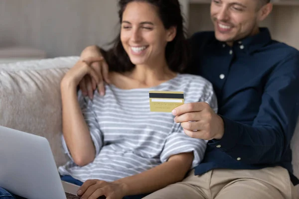 Glückliches junges Ehepaar kauft online ein. — Stockfoto