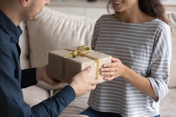 Detailní záběr péče mladý muž představuje dárek pro manželku. — Stock fotografie