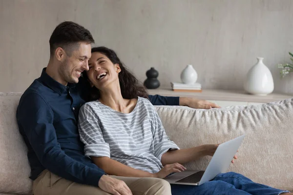 Gelukkig liefdevol jong gezin paar met behulp van computer thuis. — Stockfoto