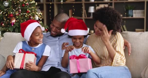 Pareja africana y los niños que tienen el estado de ánimo festivo disfrutar de Nochebuena — Vídeos de Stock