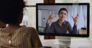 Kurye uygulamasında internetten sohbet eden iki farklı genç bayan.