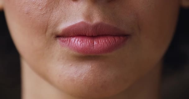Рот молодой двуличной женщины открывается с очаровательной белой улыбкой — стоковое видео