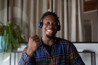 Milenyum Siyahi hippi kulaklıklı adam video çağrısı yapıyor.