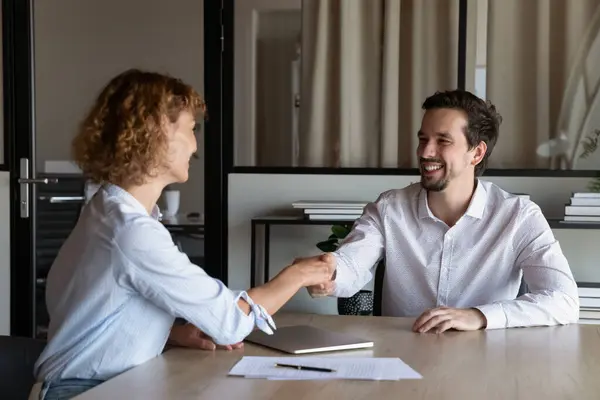 Happy employer hiring candidate after interview, congratulating on getting job — Stock Photo, Image