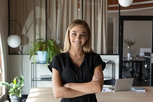 Happy confiant jeune femme chef d'entreprise portrait de bureau — Photo