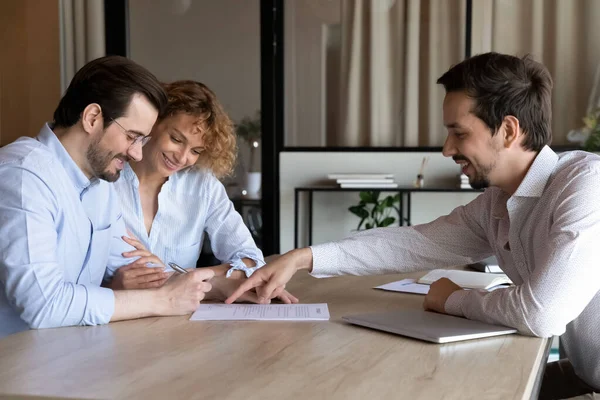 Glada par kunder som skriver på bostadsköp, hyreskontrakt — Stockfoto