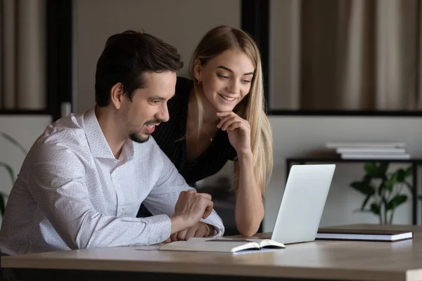 Colaboradores felizes assistindo apresentação on-line no laptop juntos — Fotografia de Stock