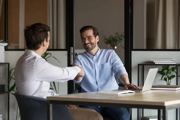 Werkgever, baas inhuren kandidaat na succesvol sollicitatiegesprek — Stockfoto