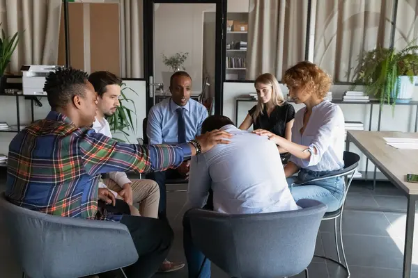 Diverso grupo milenario dando apoyo, empatía a su compañero frustrado — Foto de Stock