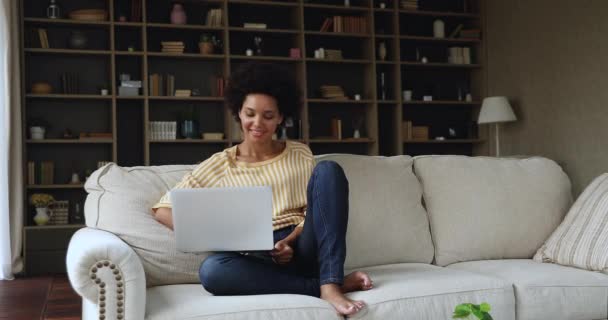Siyah milenyum kadınları internet konferans uygulamasında dizüstü bilgisayar kullanarak sohbet ediyorlar. — Stok video