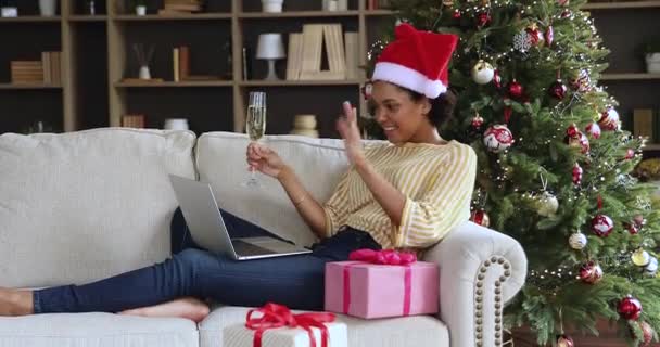 Jeune femme noire célébrer Noël avec un ami en ligne en utilisant un ordinateur portable — Video