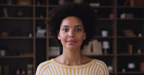 Retrato en la cabeza adolescente afroamericano mujer sonriendo mirando a la cámara — Vídeos de Stock