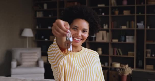 Jovem mulher negra excitada mostrando as chaves do novo apartamento — Vídeo de Stock