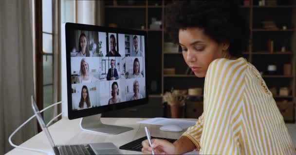 Mulher negra online webinar cliente aprendizagem com grupo de pessoas multiétnicas — Vídeo de Stock