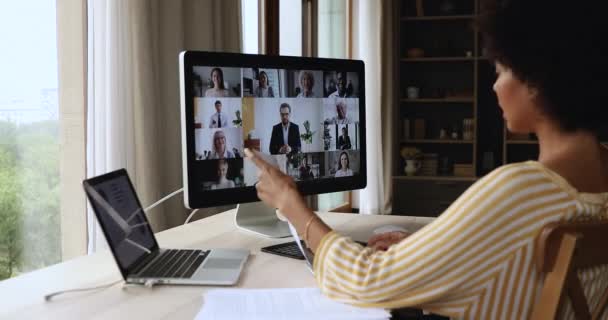 Afrikaans amerikaanse zakenvrouw aanwezig rapport aan diverse collega 's groep online — Stockvideo