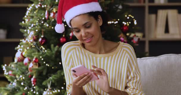 Giovane femmina nera a Babbo Natale prendere selfie sul telefono — Video Stock