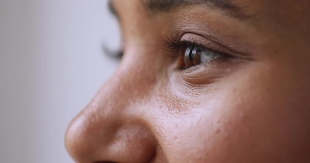 Acercamiento de jóvenes ojos marrones étnicos femeninos mirando a un lado — Vídeo de stock