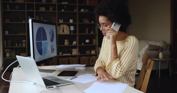 Junge schwarze Geschäftsfrau im Homeoffice mit Multitasking beschäftigt — Stockvideo