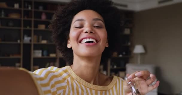 Biracial blogger donna prima volta casa sparare video sul telefono — Video Stock