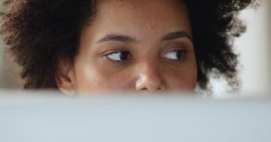 Melez genç kız gözleri bilgisayar ekranına bakıyor.