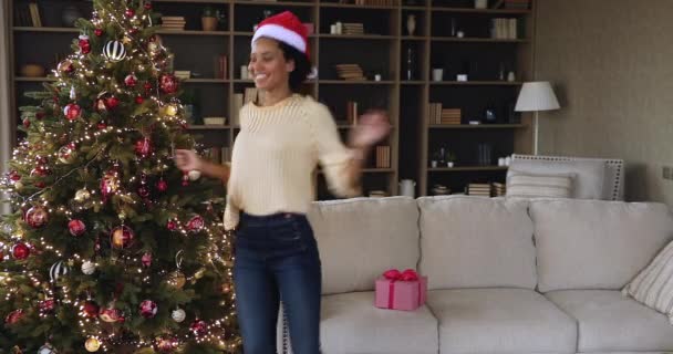 Mujer milenaria negra bailando en casa bajo un árbol de Navidad decorado — Vídeos de Stock
