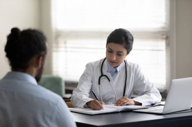 Ciddi Hintli pratisyen hekim hastaya danışmanlık yapıyor.