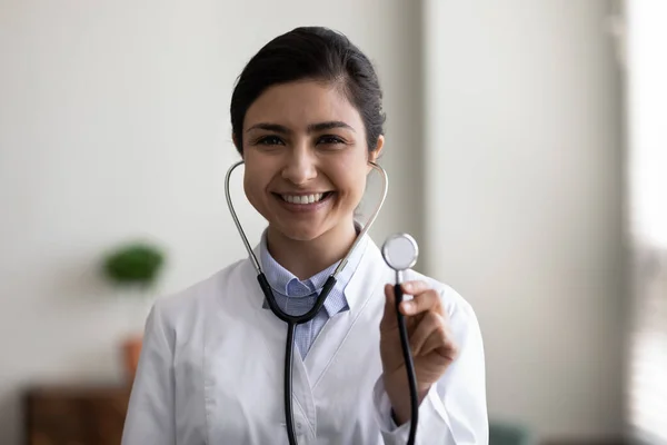 Feliz sorrindo jovem indiano médico cabeça tiro retrato — Fotografia de Stock