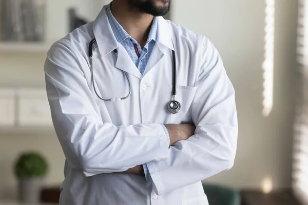 Inyección recortada de médico joven en bata blanca y estetoscopio — Foto de Stock