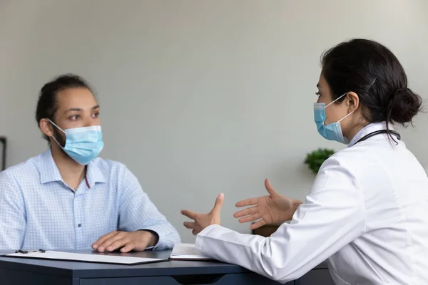 Indian doctor and covid patient wearing face masks — Stock Photo, Image