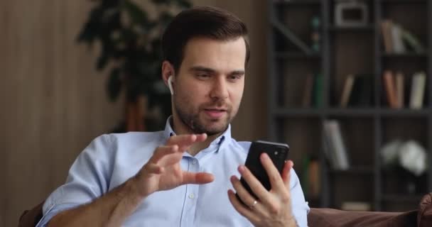 Glücklicher junger Mann mit 35 hält Handy-Videotelefonie. — Stockvideo