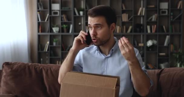 Boldogtalan fiatalember érzés elégedetlen az online vásárlás. — Stock videók
