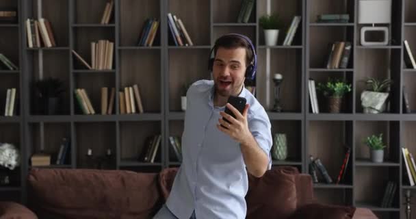 Dolblij jongeman opnemen van grappige video op mobiele telefoon. — Stockvideo