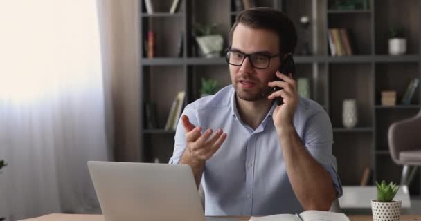 Šťastný úspěšný mladý podnikatel mluví na mobilu. — Stock video