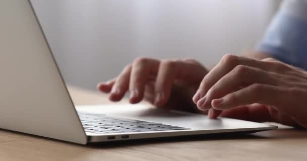 Крупним планом молодий чоловік вводить повідомлення на клавіатурі комп'ютера . — стокове відео