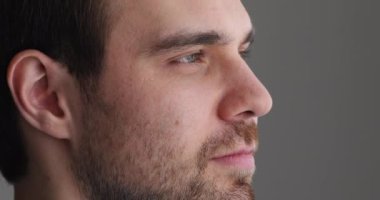 Mutlu genç adam göz düzeltme operasyonundan memnun..