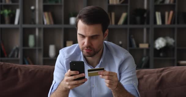 Stres nieszczęśliwy młody człowiek niezadowolony z płatności internetowych. — Wideo stockowe