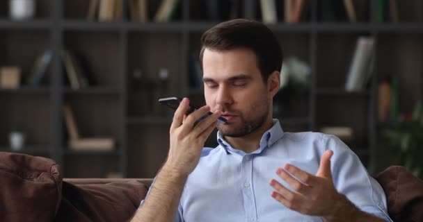 Gelukkige millennial 30s man opnemen van audio bericht. — Stockvideo