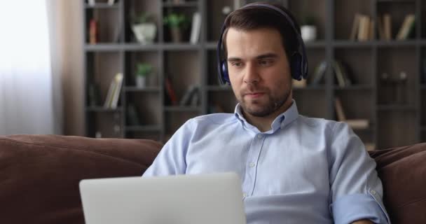 Koncentrált fiatal jóképű üzletember tartja video hívás beszélgetés. — Stock videók