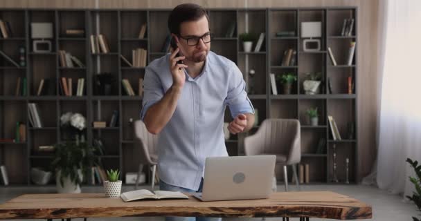 Concentrado joven empresario multitarea en la oficina moderna. — Vídeo de stock