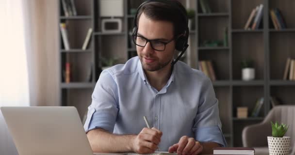 Zaměřený mladý muž studující na on-line kurzy. — Stock video