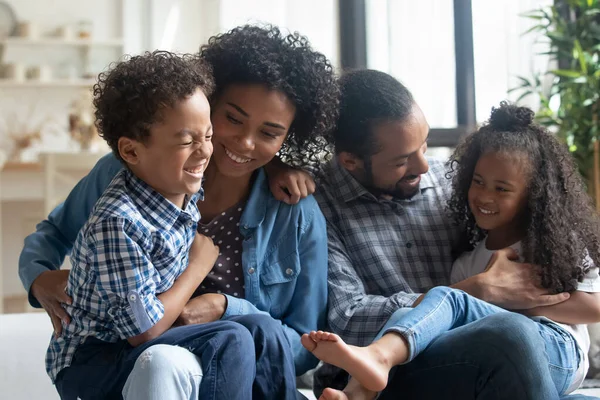 快乐的非裔美国父母和两个孩子玩得很开心 — 图库照片