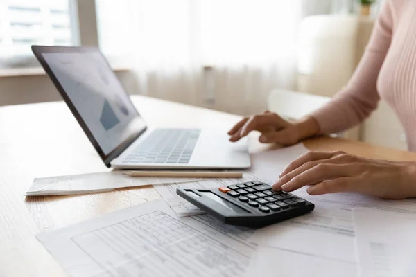 Frau verwaltet Haushaltskasse online auf Laptop — Stockfoto